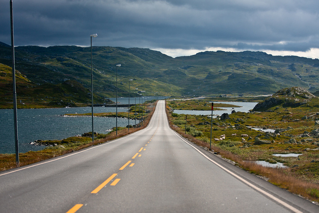 carretera-con-montaña-la encrucijada de los programadores