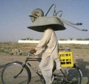 hombre-con-carretilla-en-la-cabeza_código Swiftero