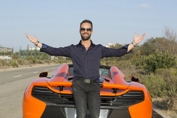 hombre-con-coche-depotivo