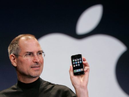 El lanzamiento del primer iPhone en 2007 por parte de Steve Jobs