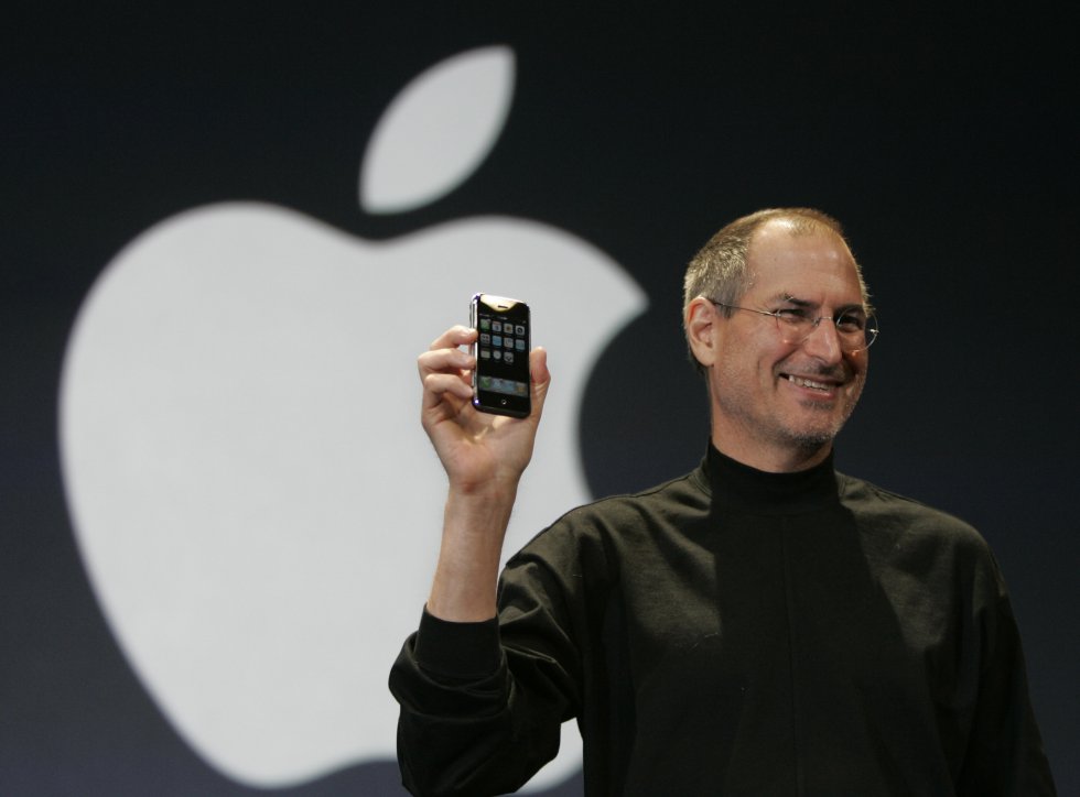 Historia de Apple: Los 5 hitos clave que revolucionaron la tecnología 5 steve jobs iphone