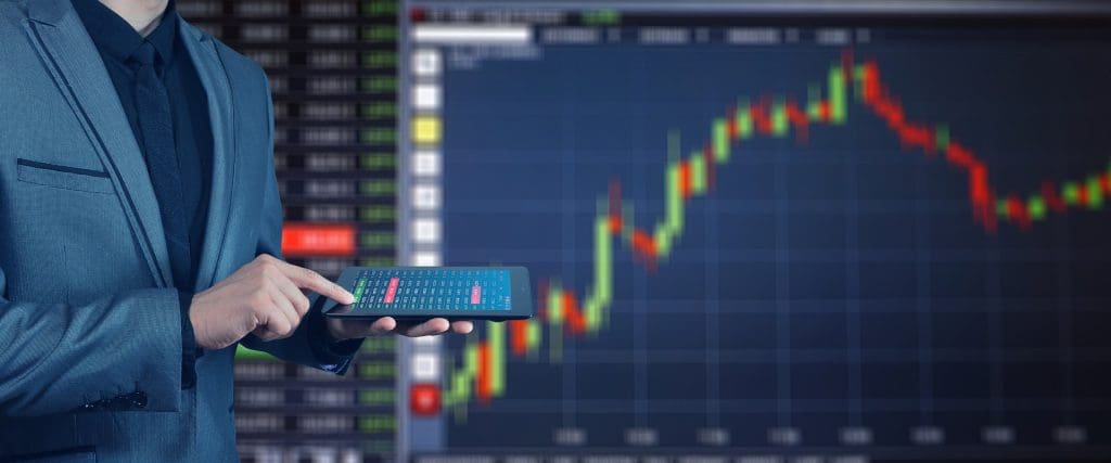 ¿Cuál fue la empresa más beneficiada con el Covid-19? 3 hombre mirando acciones en la bolsa