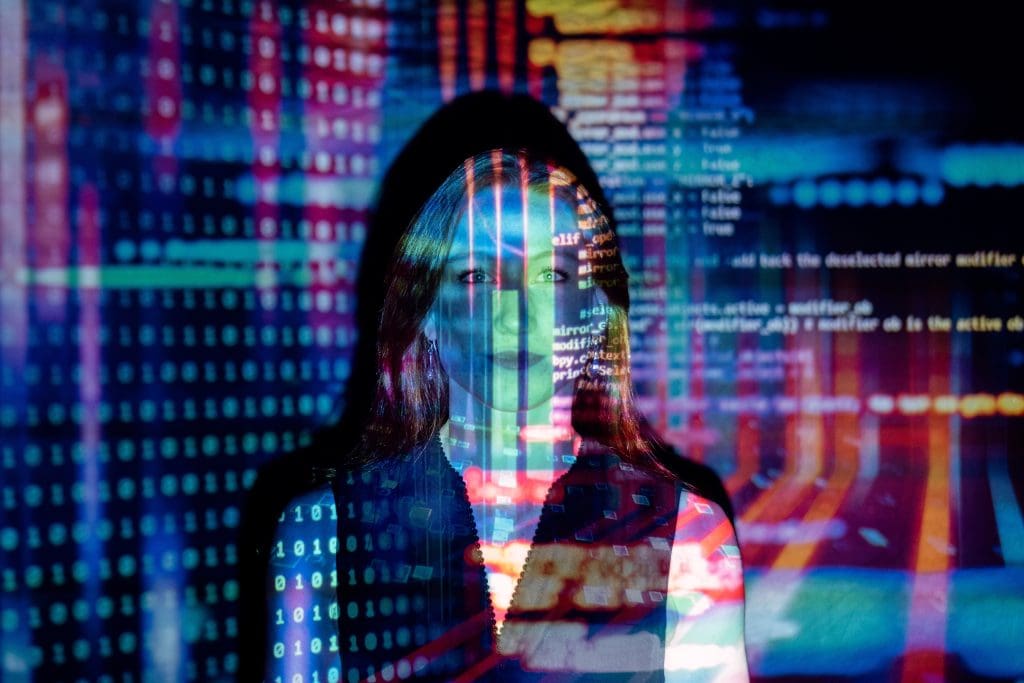 mujer con código de fondo
