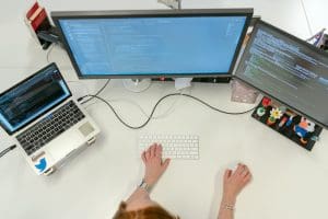 pexels-thisisengineering-3861972 convertir imágenes a escala de grises con Python