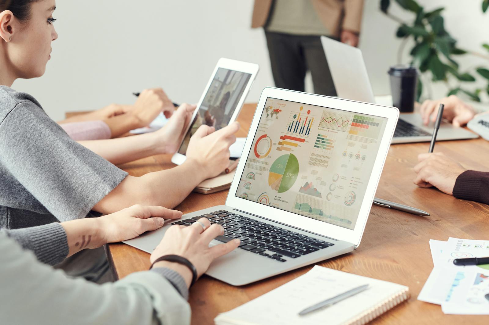 Photo by fauxels qué es el análisis de datos matemáticos y pasos para realizarlo