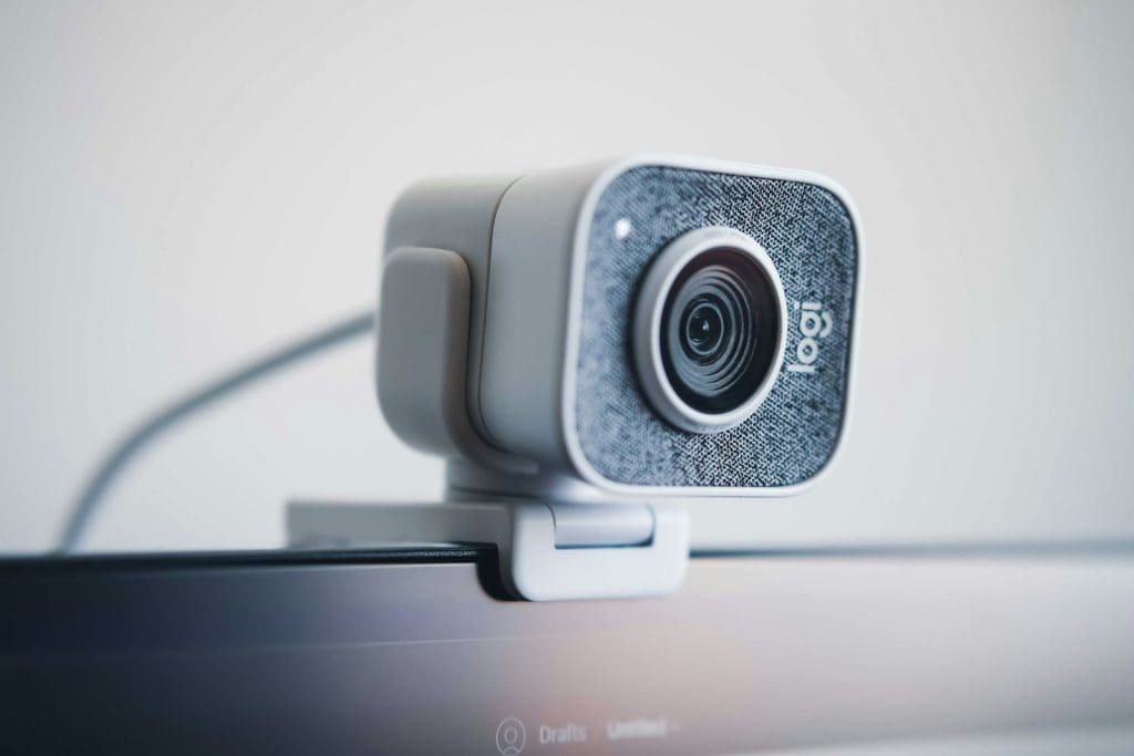 ¿Qué es el hardware externo y qué componentes incluye? 6 webcam