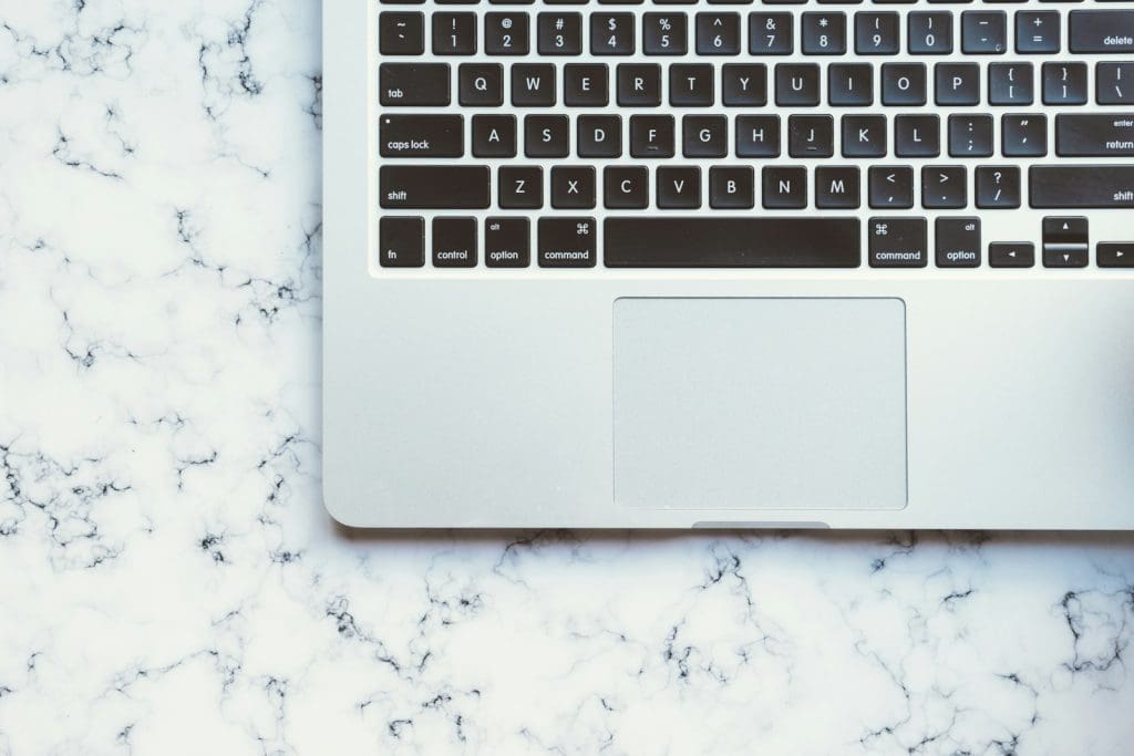¿Qué es el hardware externo y qué componentes incluye? 3 teclado mouse trackpad