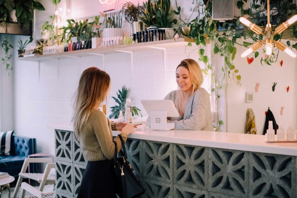 Futuro profesional de los recepcionistas: Del mostrador a la tecnología 1 recepcionista