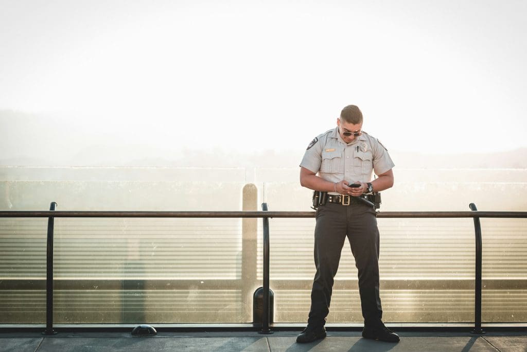 Futuro profesional de los guardias de seguridad: de la vigilancia física a la ciberseguridad 1 guardias de seguridad