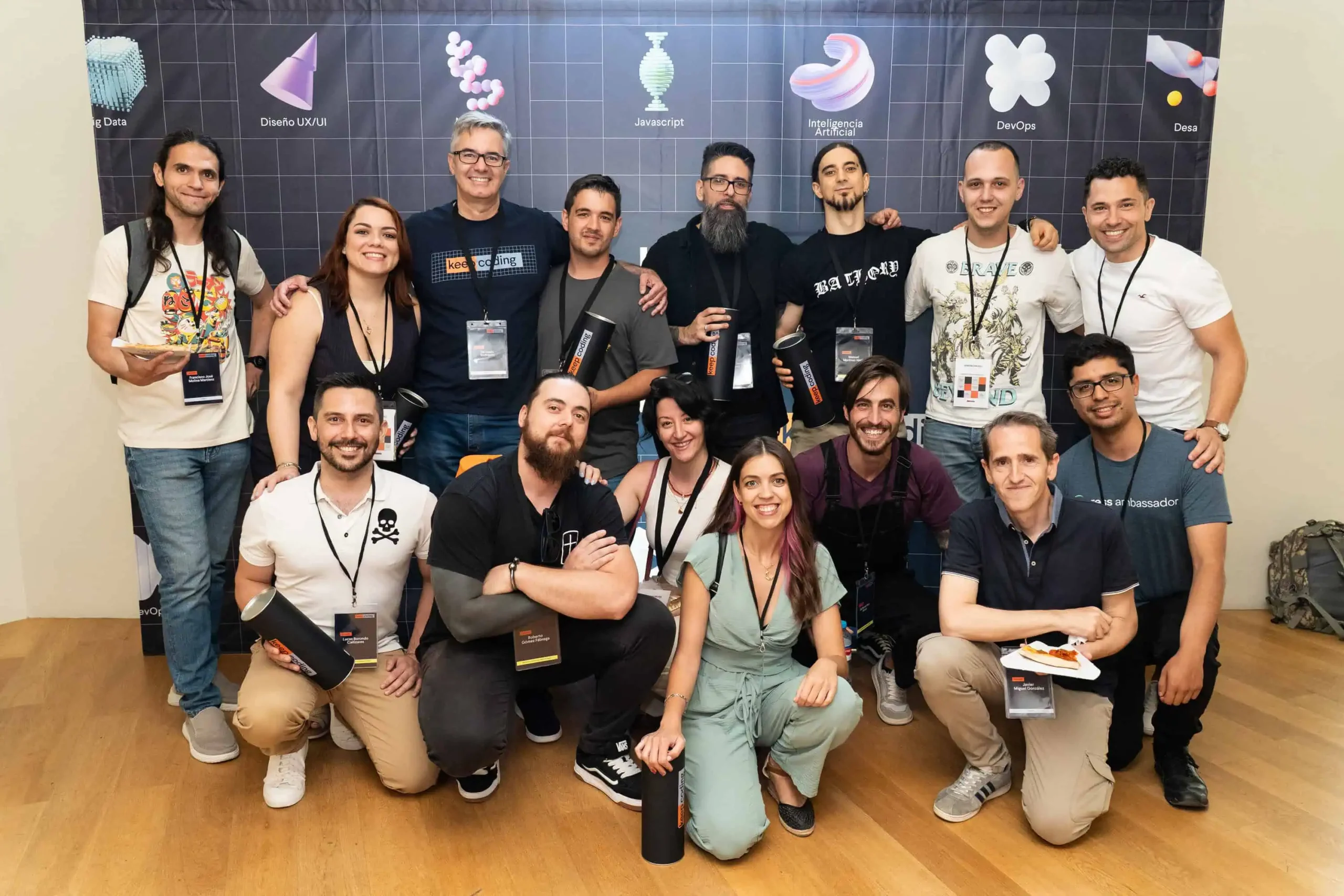 Equipo trabajando en una sesión de formación tecnológica aplicada