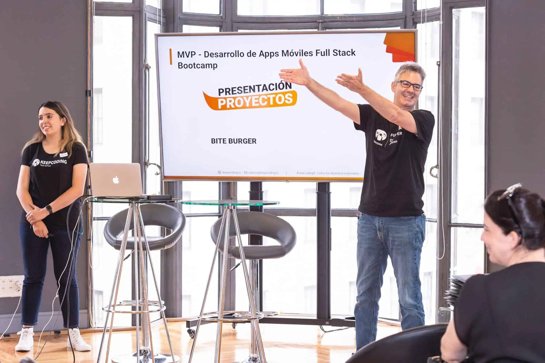Profesionales colaborando en empresa